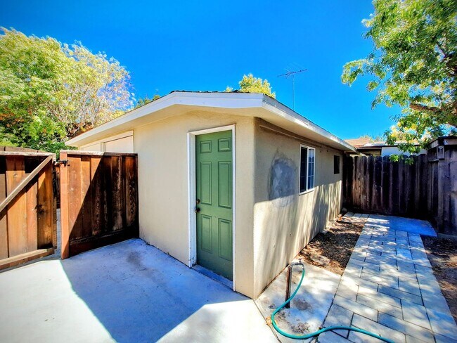 Building Photo - Country Style 3bd Home With Detached Garage
