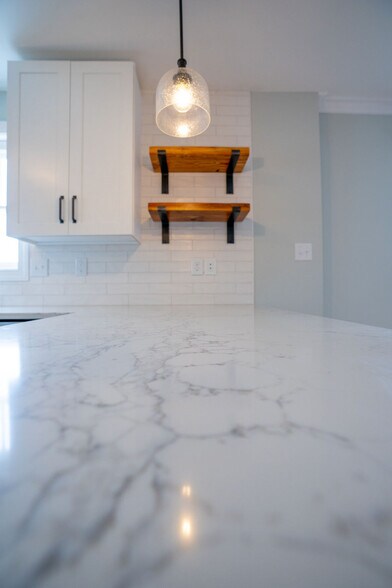 quartz countertops - 610 Montrose Avenue Apt B