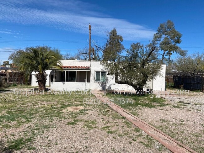 Primary Photo - Cute & Cozy 1 Bedroom House on Large Lot (...