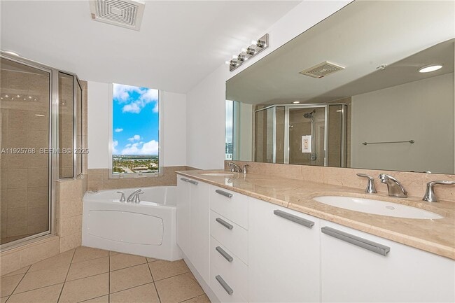 Building Photo - 16699 Collins Ave