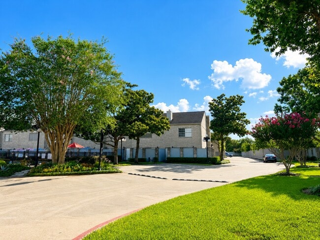 Building Photo - 384 Wilcrest Dr