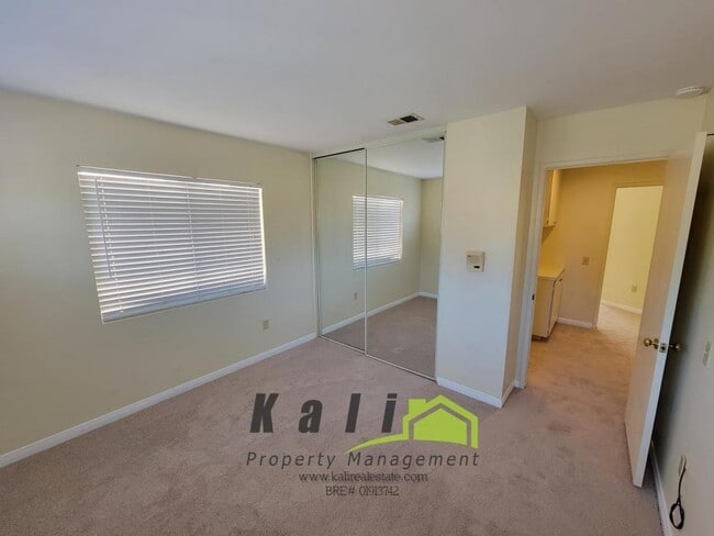 Building Photo - 2096 Northshore Dr