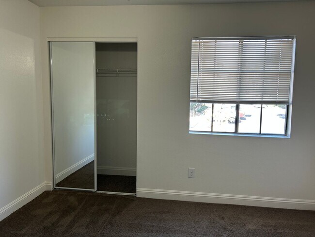 Building Photo - One bedroom condo