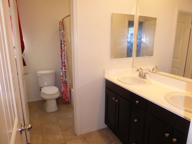 Building Photo - Stylish 3 Bedroom Home in the Gated River ...