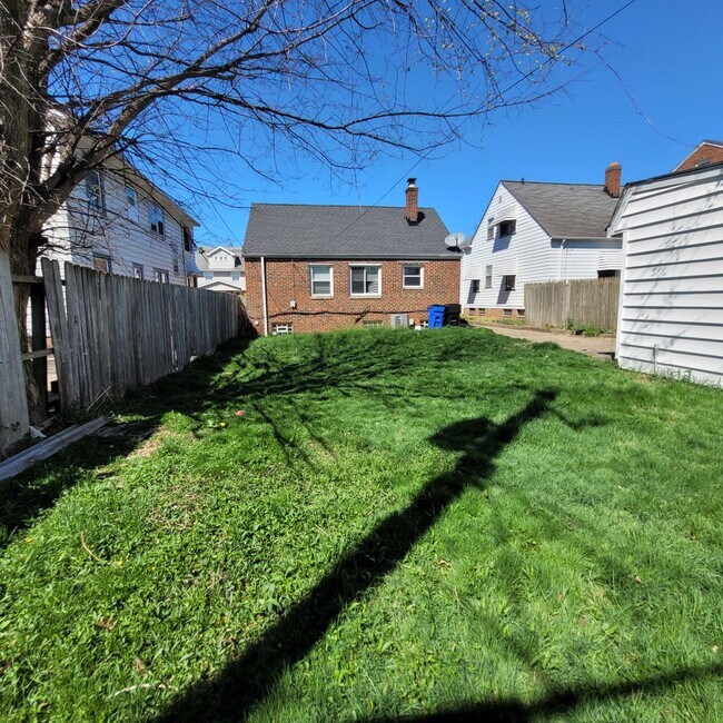 Building Photo - West Boulevard Area 3-Bed, 1-Bath Single-F...