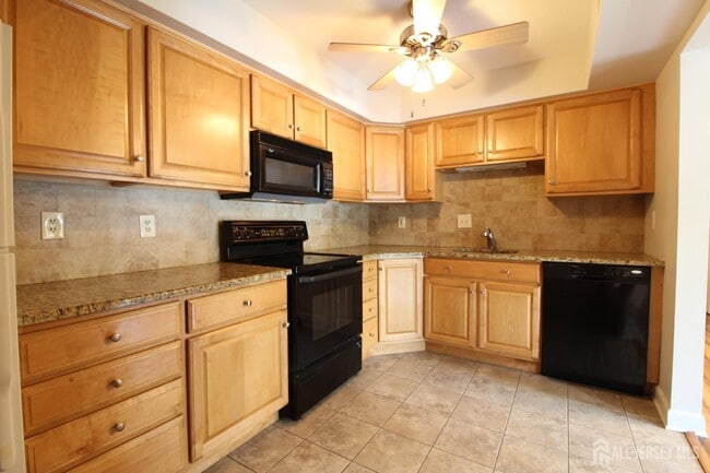 Building Photo - 3123 Sayre Dr