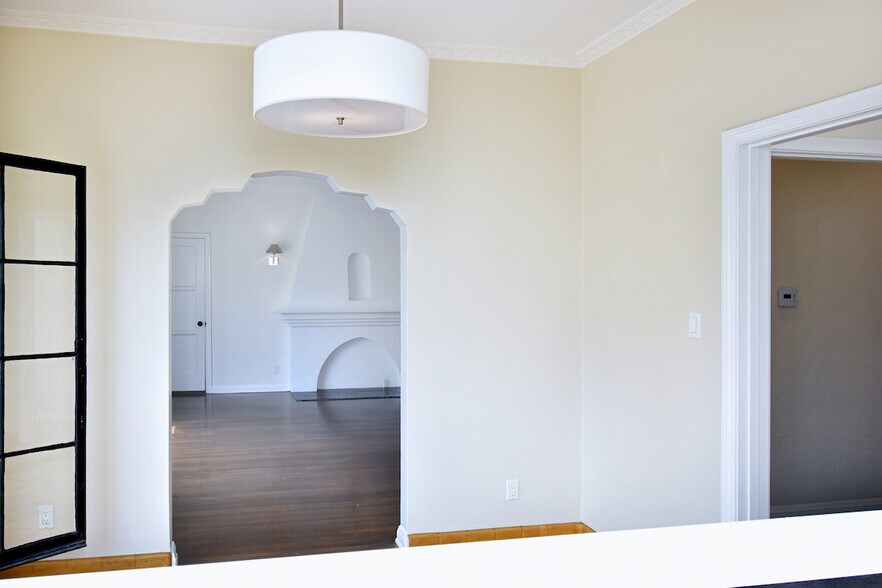 Building Photo - 724 S Genesee Ave