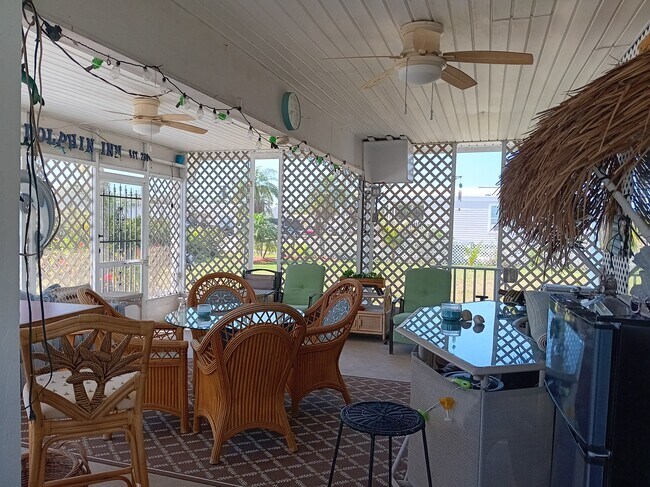 Lanai & Tiki Bar - 12890 Spencer St