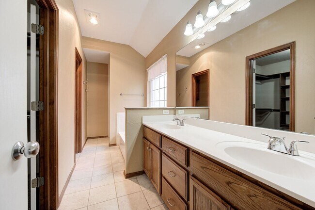 Building Photo - Gorgeous 3 bedroom 2 Bath Home in the Heart of Edmond
