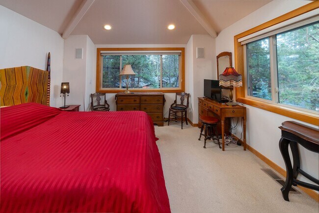 Building Photo - Gated Community in Awbrey Glen