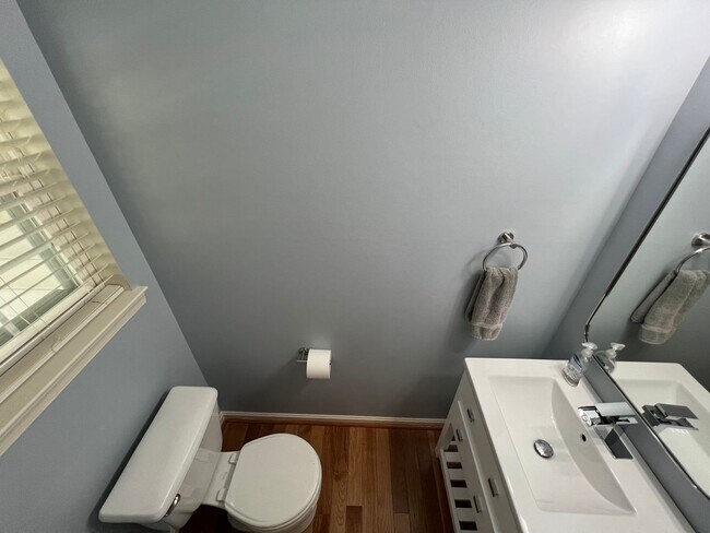 Building Photo - Impressive 4 Bedroom 3.5 Single-Family Hom...