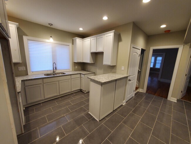 Building Photo - 2914 Hurlbut St