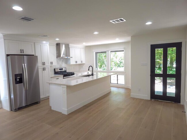 Building Photo - 14 Lehigh Springs Dr