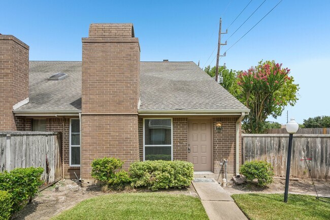 Building Photo - 2861 Panagard Dr