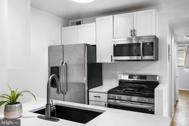 Building Photo - 4965 Americana Dr