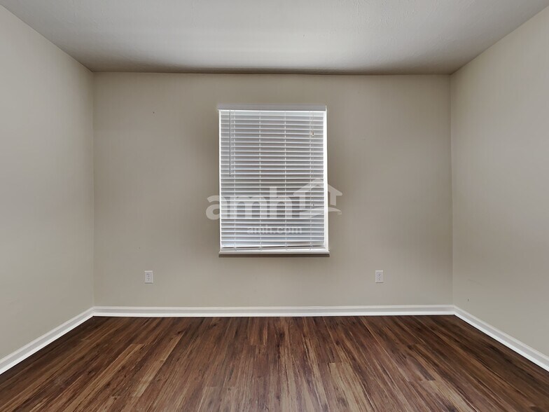 Building Photo - 2219 S Briarwood Dr