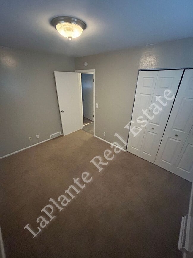 Building Photo - 1921 Northover Rd