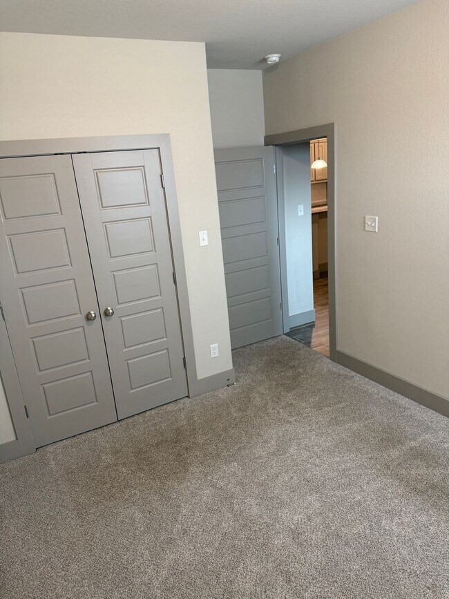 Building Photo - 3/2/2 Open concept and conveniently located for commuters