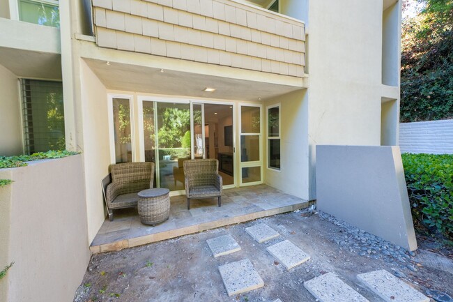 Building Photo - 1 Bedroom + Den / 1 Bath Condo w/ patio an...