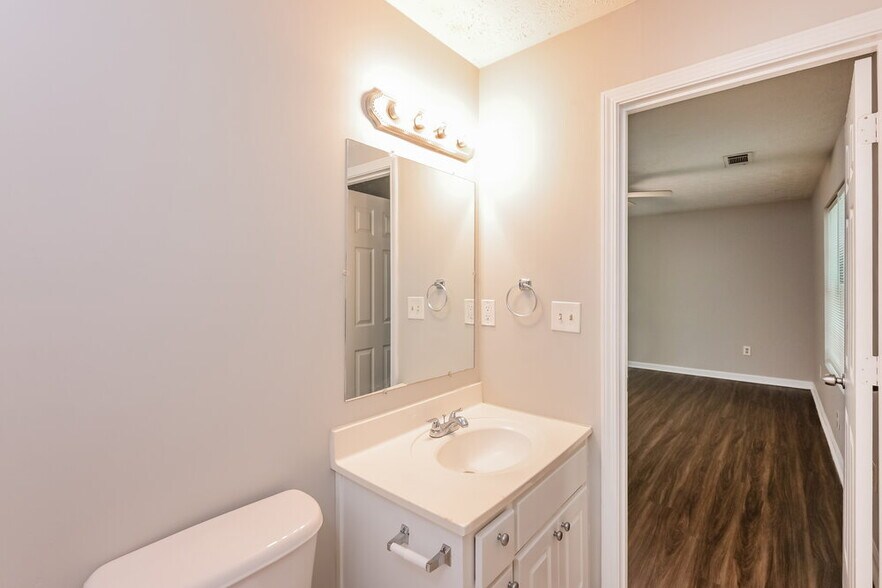 Building Photo - 3296 Goldenchain Dr