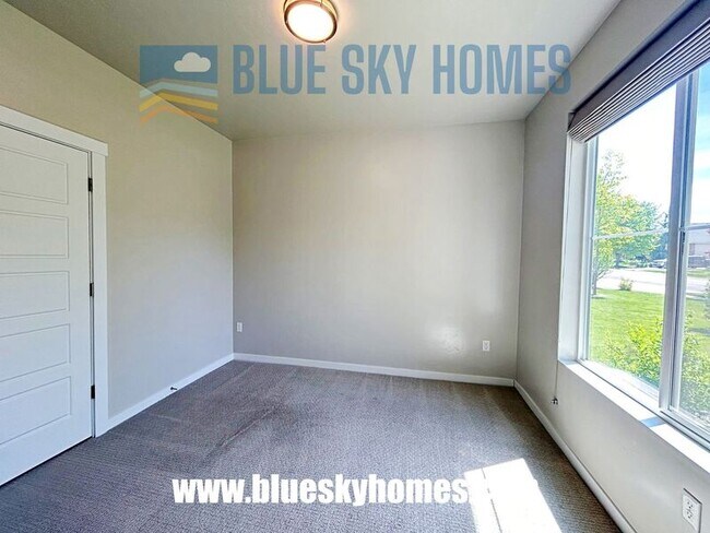 Building Photo - 2572 E Mariposa Dr