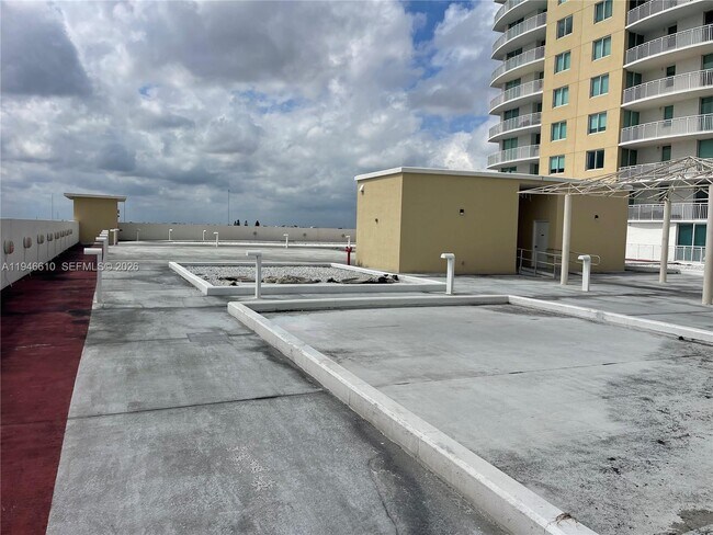 Building Photo - 1745 E Hallandale Beach Blvd