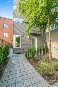 Building Photo - Trendy West Seattle Townhome w/Air Conditioning and Rooftop Deck