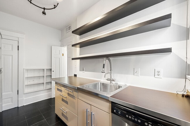 Building Photo - 3 Park Ln NE