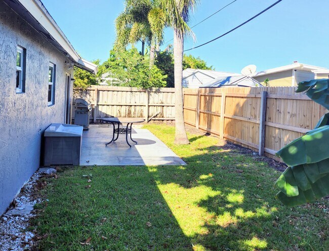 Building Photo - 14576 Sunset Pine Dr