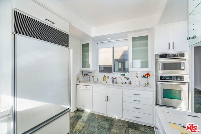 Building Photo - 3711 Ocean Front Walk