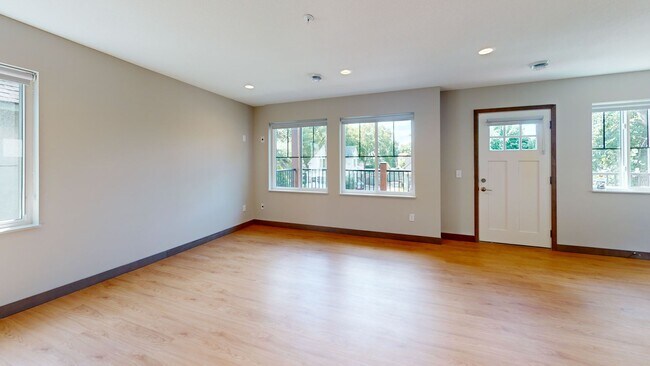 Building Photo - 1215 SE 8th St