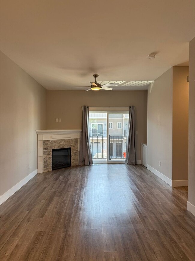 Building Photo - Stunning 3 bedroom townhome.