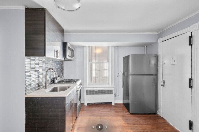 Building Photo - 151 School St