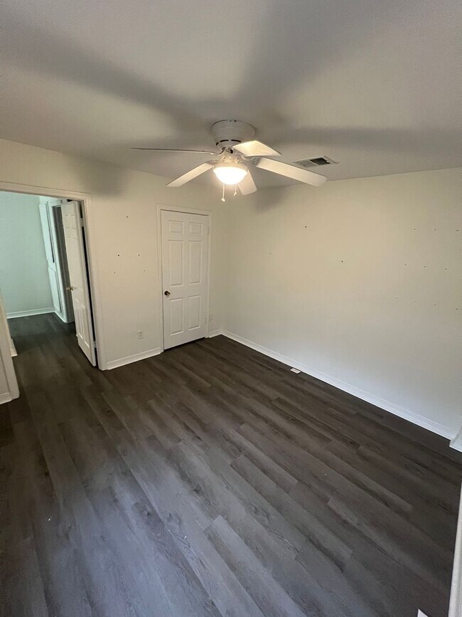 Building Photo - Nice 2 bedroom townhouse ready to go with covered parking!