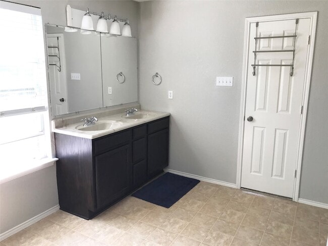 Building Photo - 4956 Thorn Hollow Dr