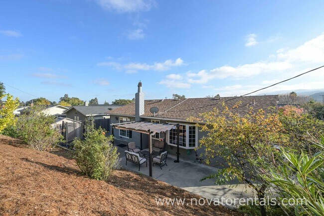 Building Photo - 2450 Center Rd