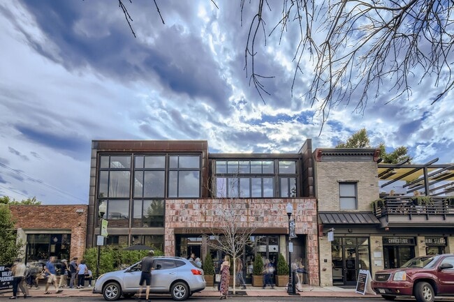 Building Photo - Long Realty & Property Management - Wonderfully Located Townhome in Great Neighborhood