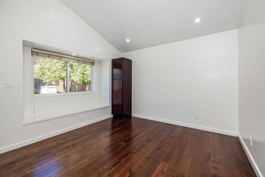 Building Photo - 861 Hollenbeck Ave