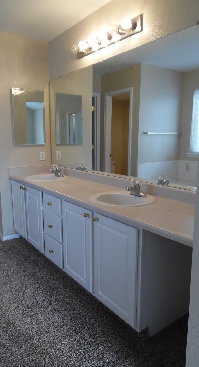 Building Photo - 5831 Instone Cir