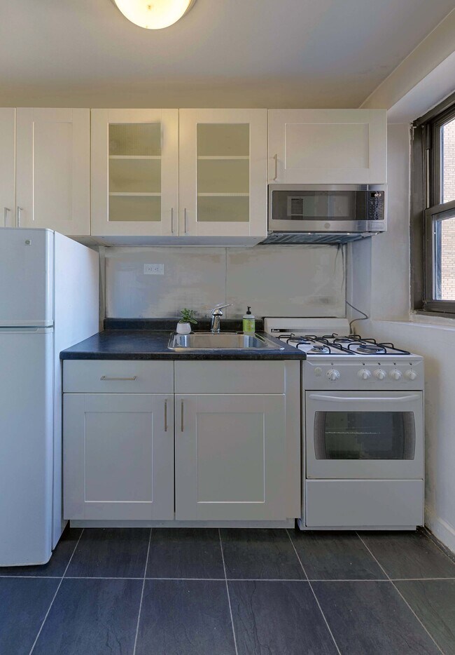 Building Photo - Quiet Studio w/ River Views