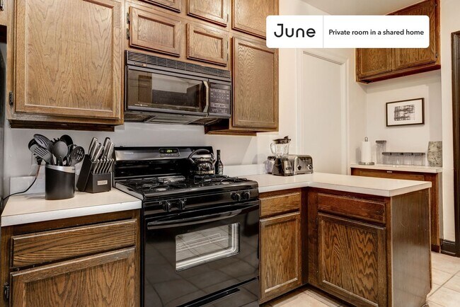 Building Photo - Room in Shared 7 bed/3.5 bath home