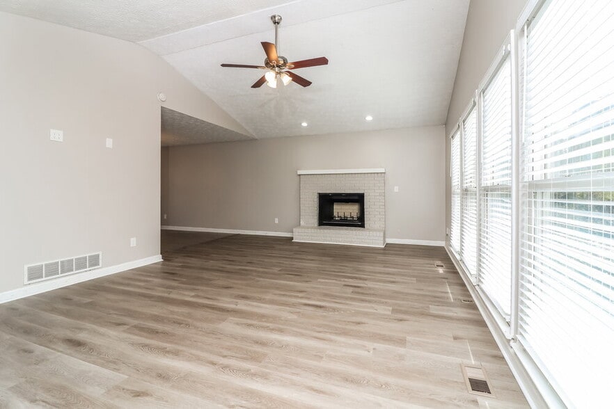 Building Photo - 700 Gregory Manor Dr SW