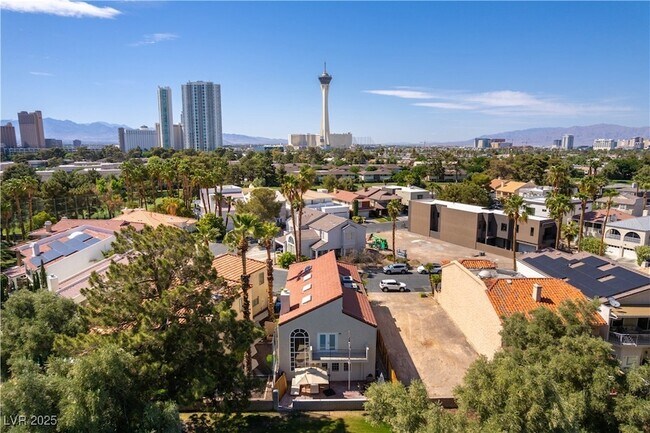 Building Photo - 2845 Queens Courtyard Dr