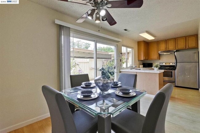 Building Photo - $2,890 / 3 BR - GORGEOUS TOWN HOME IN NORTHGATE AREA OF FREMONT!