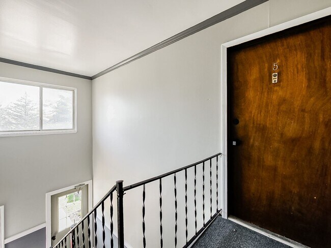 Building Photo - 125 E Van Riper Rd