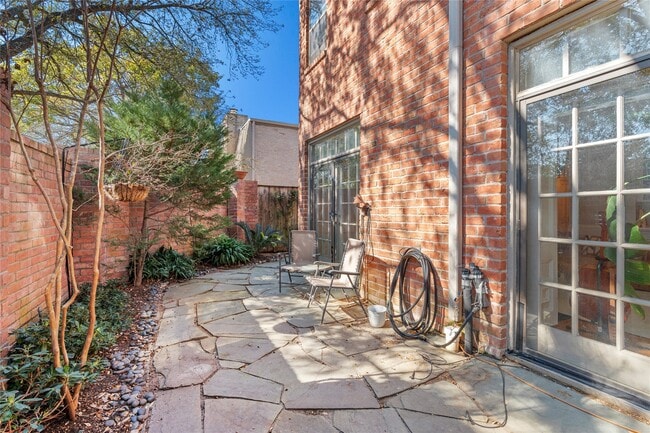 Building Photo - 6732 Vanderbilt St