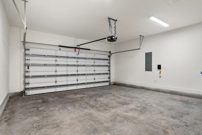 Building Photo - Breakfest Point 3 Bedroom 2 bath