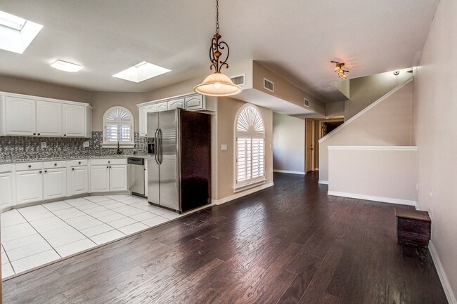 Building Photo - Amazing Tri-Level Westside Rental Home w/ ...
