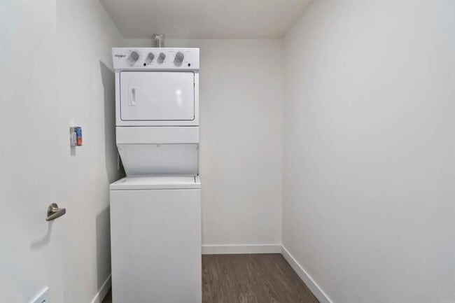 Building Photo - 5750 Hollywood Blvd