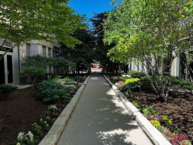 Building Photo - 720 N Larrabee St